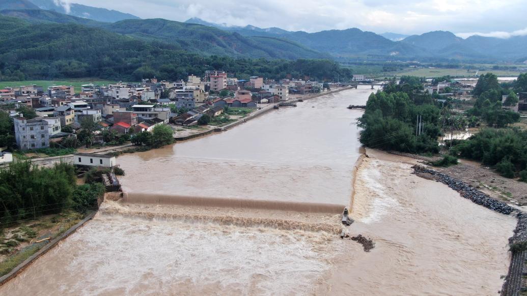 直播丨大雨倾盆、河水暴涨，直击广东北江四月罕见洪水