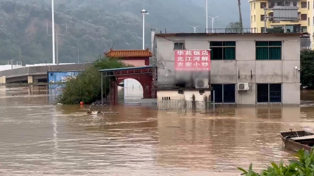 追击洪峰丨浈阳峡岸边饭店被淹，险情发生前已搬走部分生产工具