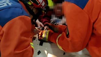 3岁男童手指卡进玩具枪 ，消防员15分钟精细破拆施救