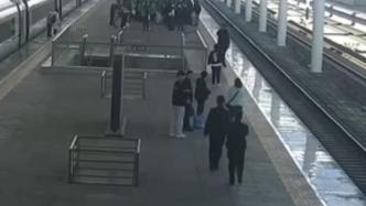 男子与女友赌气跳火车站台被拽回，造成火车晚点拘留七日