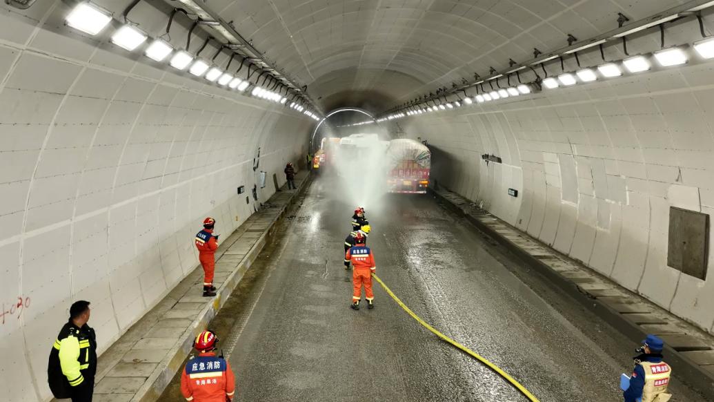 青海果洛：載33噸棉籽油半掛車失控CNG燃料罐泄漏，消防成功處置