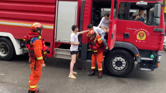 广东暴雨被困小孩高烧，消防车“变身”救护车跑出“5分钟速度”