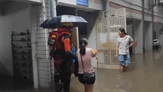 广东暴雨多地受灾，消防员紧急转移孕妇孩子