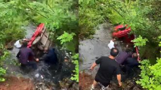 三轮车落水驾驶员被困，附近多名村民跳入臭水中救出