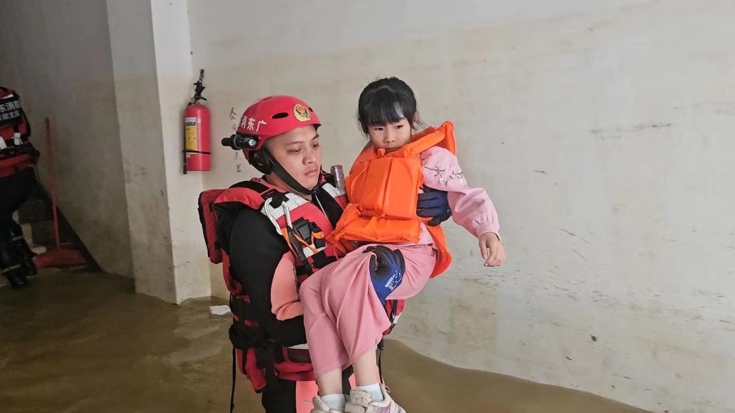 广东暴雨小朋友发烧被困，消防员抱起孩子紧急送医