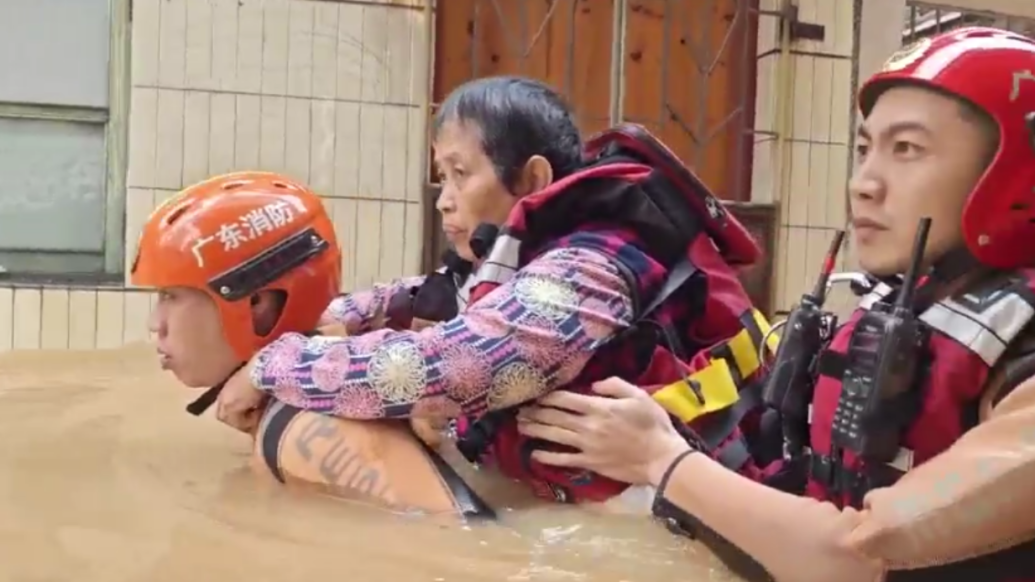 洪水漫到下颚！广东消防探步前进转移被困老人