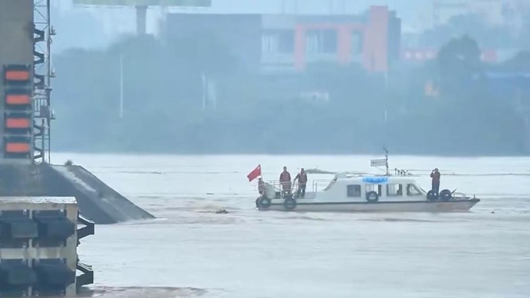 货船擦碰佛山九江大桥致4人失联，海事部门：洪水中船员操作失当