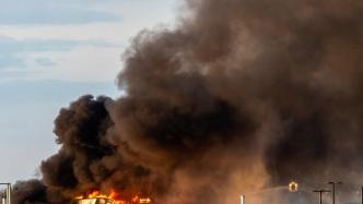 俄罗斯斯摩棱斯克地区的燃料和能源设施遭乌克兰袭击发生火灾