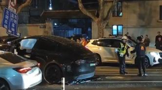 路牌杆被撞歪、安全气囊弹出，上海街头两辆SUV相撞