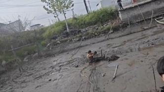 老人河道摸螺蛳深陷淤泥，消防紧急救援