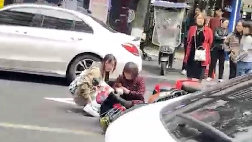 老人摔倒骑车女生被指肇事，附近店铺找出监控视频：待交警划分责任