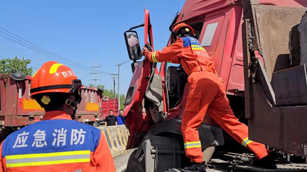 两辆半挂车发生追尾事故，消防破拆车门救出被困驾驶员