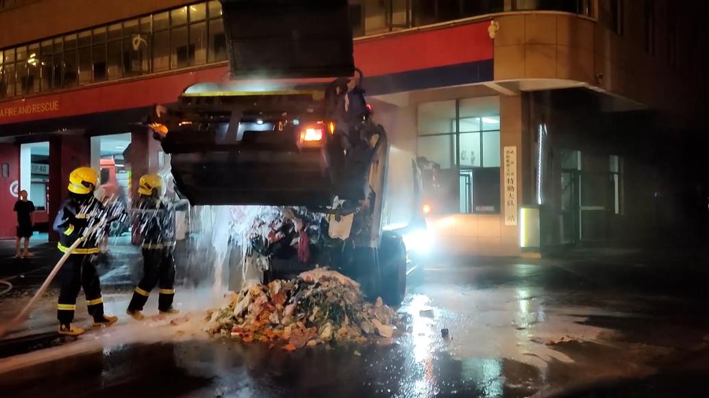 武汉一垃圾车凌晨收集垃圾时突然冒烟，司机直接将车开到消防站