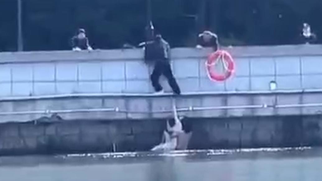 女子在沪游玩不慎落水：有人用网捞、有人伸腿够、也有人跳水救人