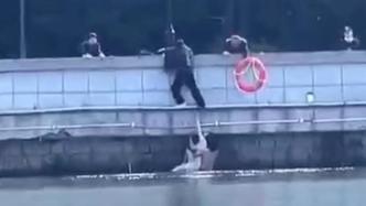女子在沪游玩不慎落水：有人用网捞、有人伸腿够、也有人跳水救人