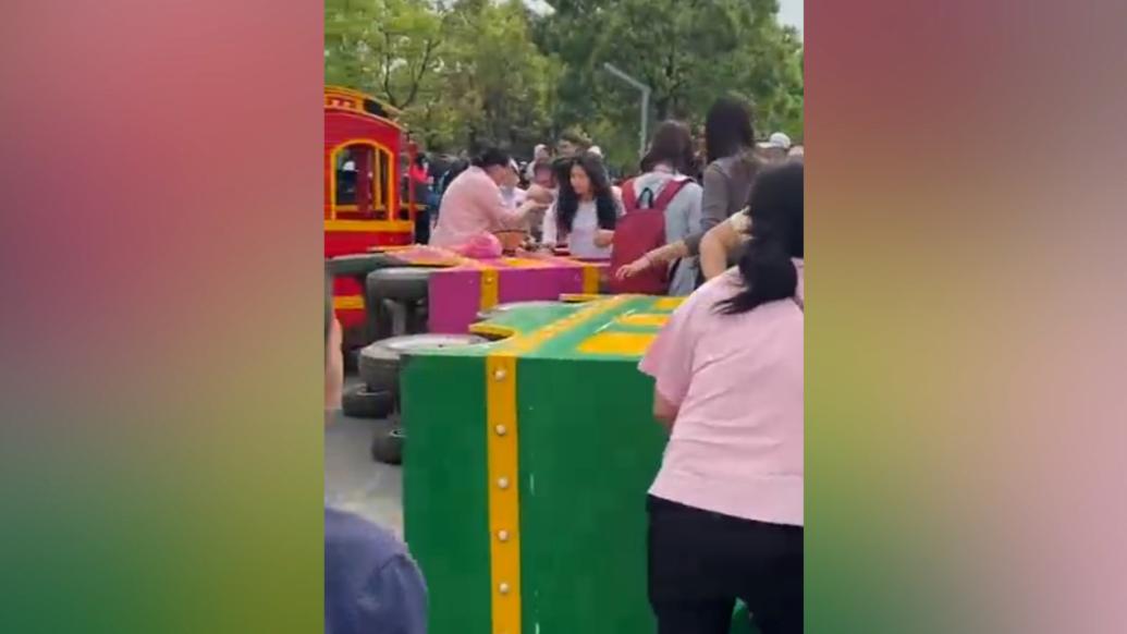 网友反映武汉一儿童乐园火车侧翻有人受伤，园方回应正处理