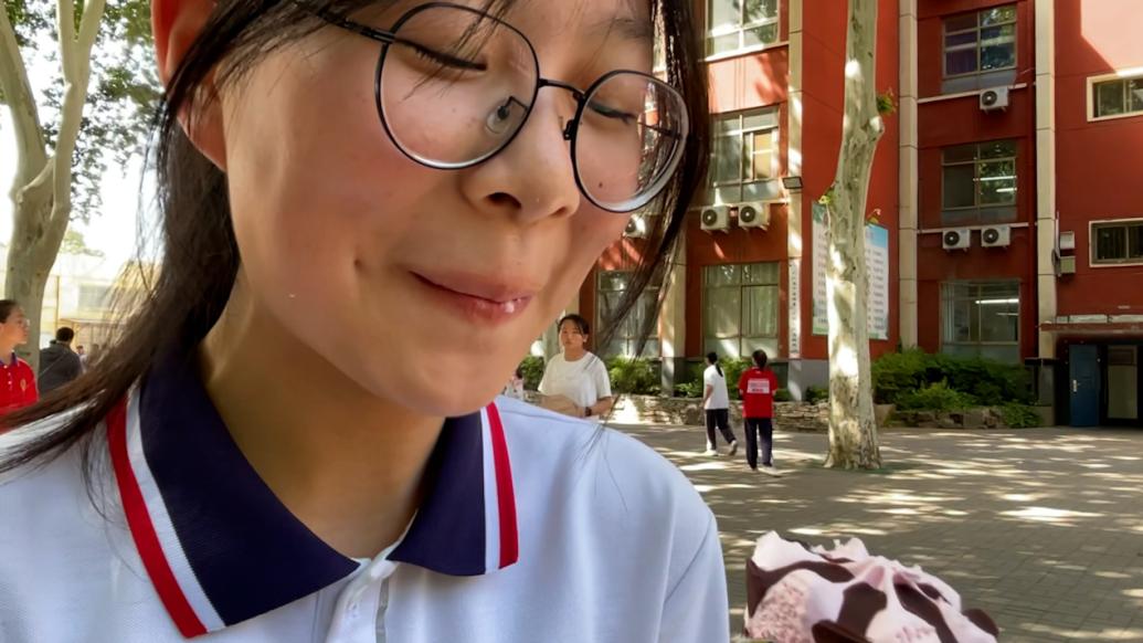 河南一中学开运动会为近3000名学生发冰激凌