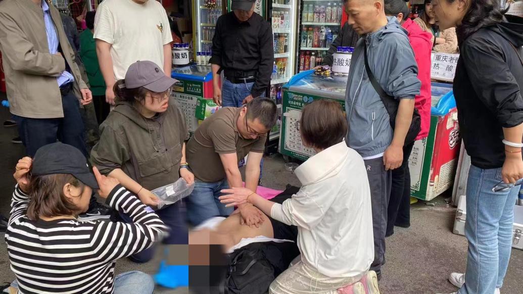 宁波医生去重庆游玩偶遇六旬老人晕倒，轮流跪地施救20分钟