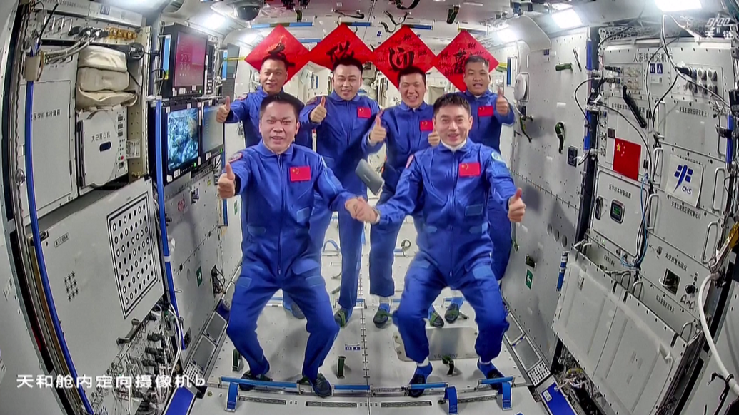 中国航天员完成在轨交接