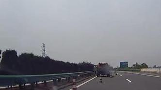 湖北枣石高速快车道一车辆撞上养护车致1死3伤，死者好友称警示锥离养护车不足50米