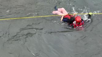 河水突涨一女子被困“孤岛”，消防员横渡急流惊险营救