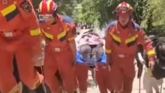 游客爬泰山崴脚，消防员一路将其抬上救护车
