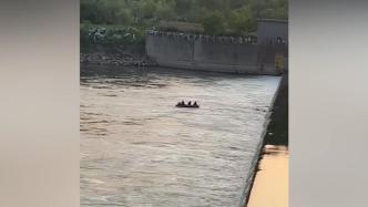 四川达州1人落水2人施救时翻船，救援人员和溺水者2人失踪