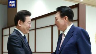 韩国总统尹锡悦和最大在野党党首李在明举行首次会谈