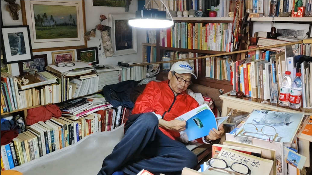 长沙78岁嗲嗲70平房子里塞了3万多本书：为看书方便