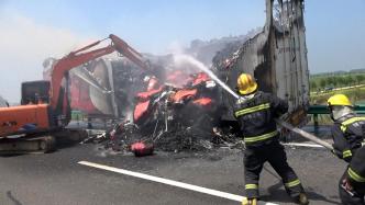 安徽蚌埠：一辆物流货车起火，车上快递被烧毁