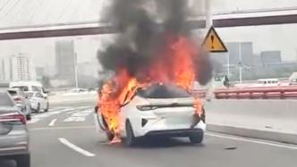 上海南浦大桥一车辆起火，火已熄灭原因调查中
