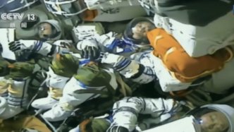 视频丨神舟十七号三名航天员正在返回，目前状态良好