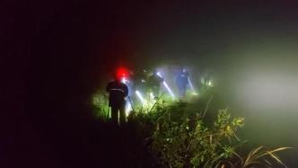 两名“驴友”爬野山遇下雨迷失方向，消防连夜搜救护送下山