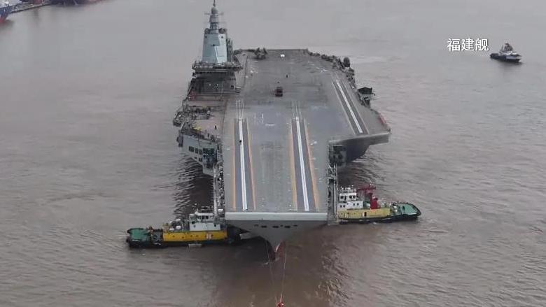 中国海军福建舰今天上午出海开展首次航行试验