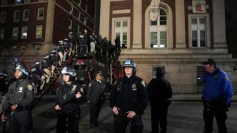 纽约警察爬窗进入哥大示威者占据的教学楼，数十人被捕
