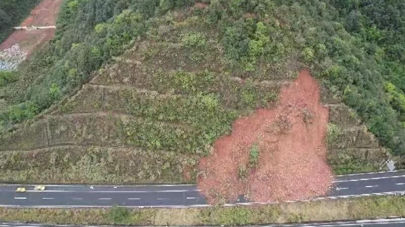 梅龙高速去年也因暴雨发生过塌方：现场踏勘发现地质复杂坡体失稳