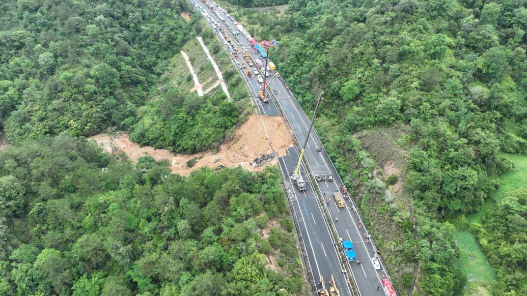 广东梅大高速路面塌方事故共造成20辆车陷落已致24人遇难