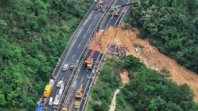 廣東梅大高速路面塌方事故已致24人死亡