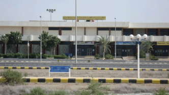 胡塞武装称也门荷台达机场遭美英战机袭击