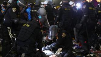 美国警方在加州大学洛杉矶分校逮捕132名抗议者