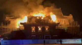 开封消防：河南大学明伦校区一建筑房顶着火，无人员被困
