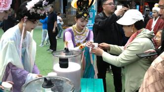 河南洛阳一景区五一期间为游客推出一毛钱一杯的奶茶