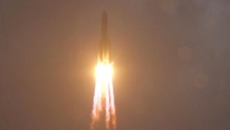 搭载嫦娥六号探测器的长征五号遥八运载火箭点火发射