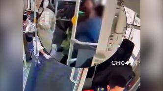 75岁乘客突发心梗，南京一公交车化身“救护车”送就医