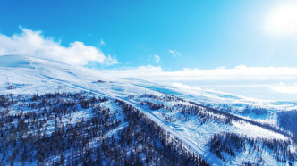 新疆可可托海滑雪场一滑雪者意外摔伤，送医途中抢救无效死亡