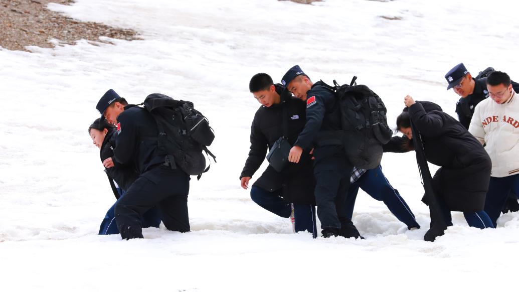 行走在海拔4060米，邊境民警和中學(xué)生共同巡邊