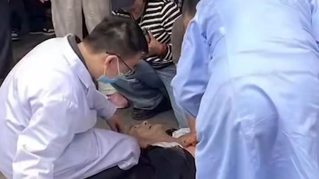 5位医生在景区旅游，突遇老人昏迷轮流跪地救助