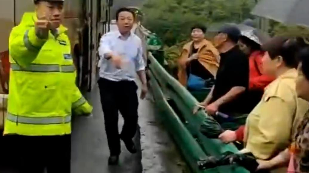 旅游大巴爆胎,警民合作轉移被困高速的48名旅客