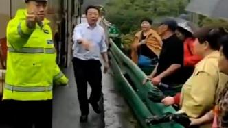 旅游大巴爆胎，警民合作轉移被困高速的48名旅客