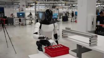 特斯拉机器人再升级：能像人类一样分拣电池，步速提高30%
